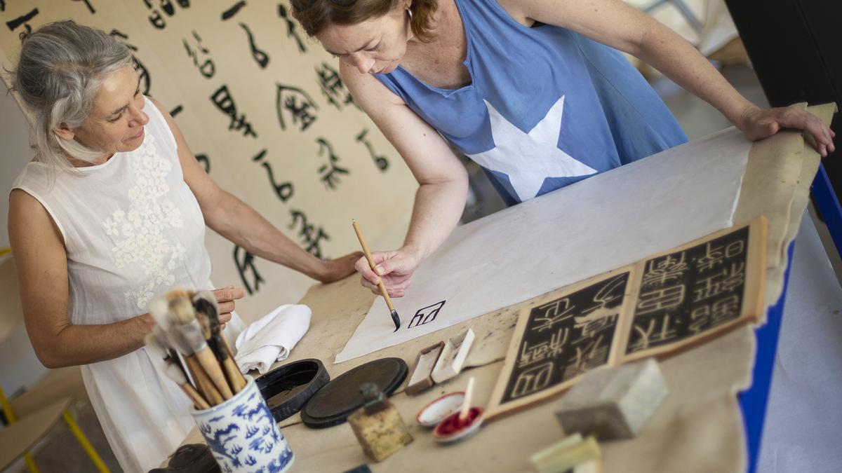 Profesionales muy formados guían a los alumnos en materias artísticas.