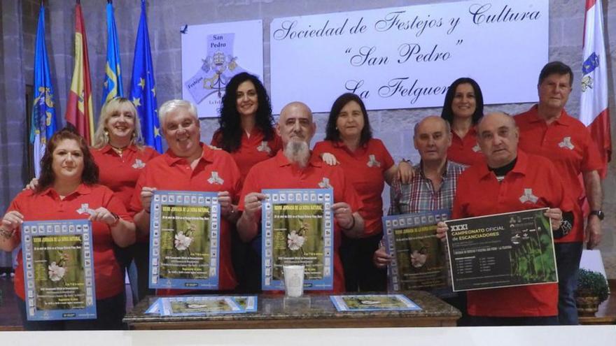 Directivos de Festejos San Pedro, con carteles del festival.