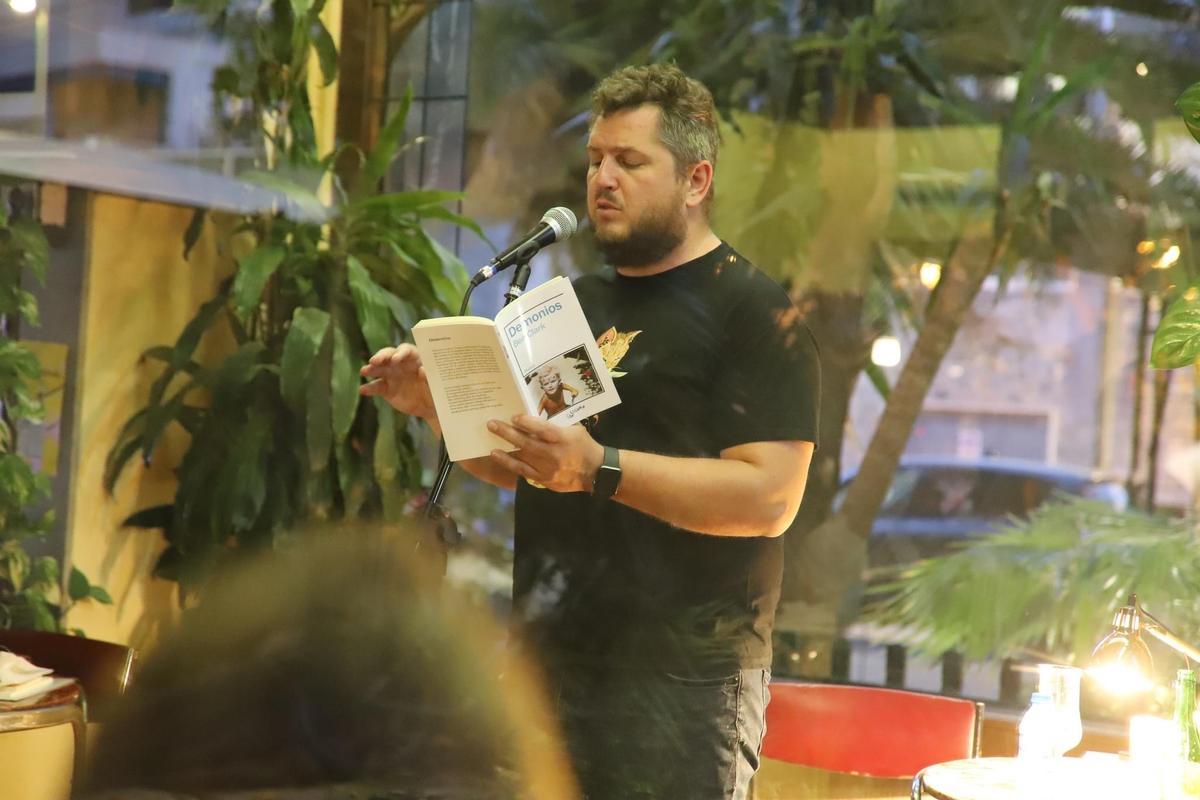 Ben Clark en una lectura poética de 'Demonios' en Málaga.