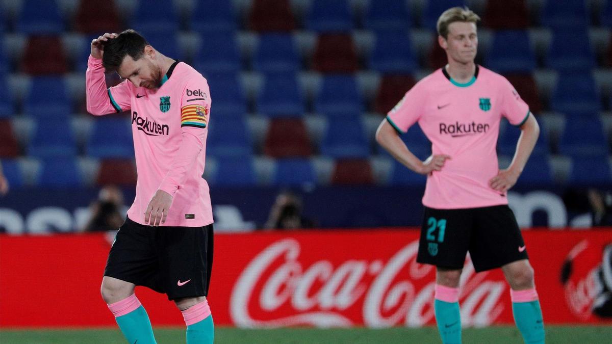 Messi y De Jong, cabizbajos tras el empate del Levante