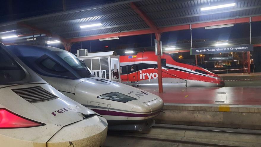 Trenes Alvia y AVE de Renfe
y uno de Iryo en la estación 
de Madrid-Chamartín.  // V.C.