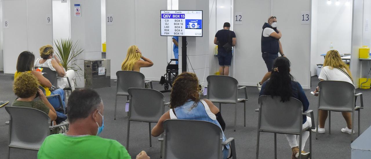 Centro masivo de vacunación en Infecar, en la capital grancanaria.