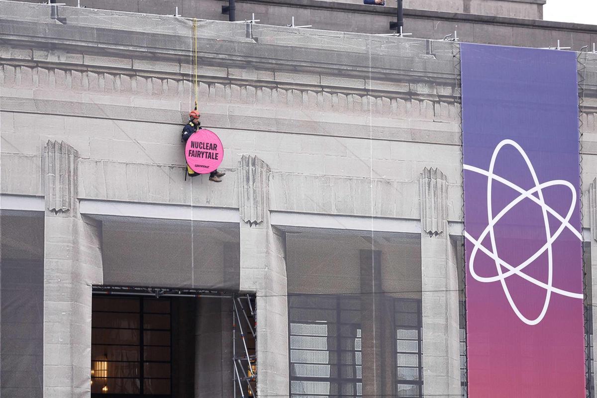 Greenpeace protesta ante la Cumbre de la Energía Nuclear en Bruselas