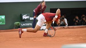 Djokovic se arrodilla con dolor en el partido ante Cerúndolo