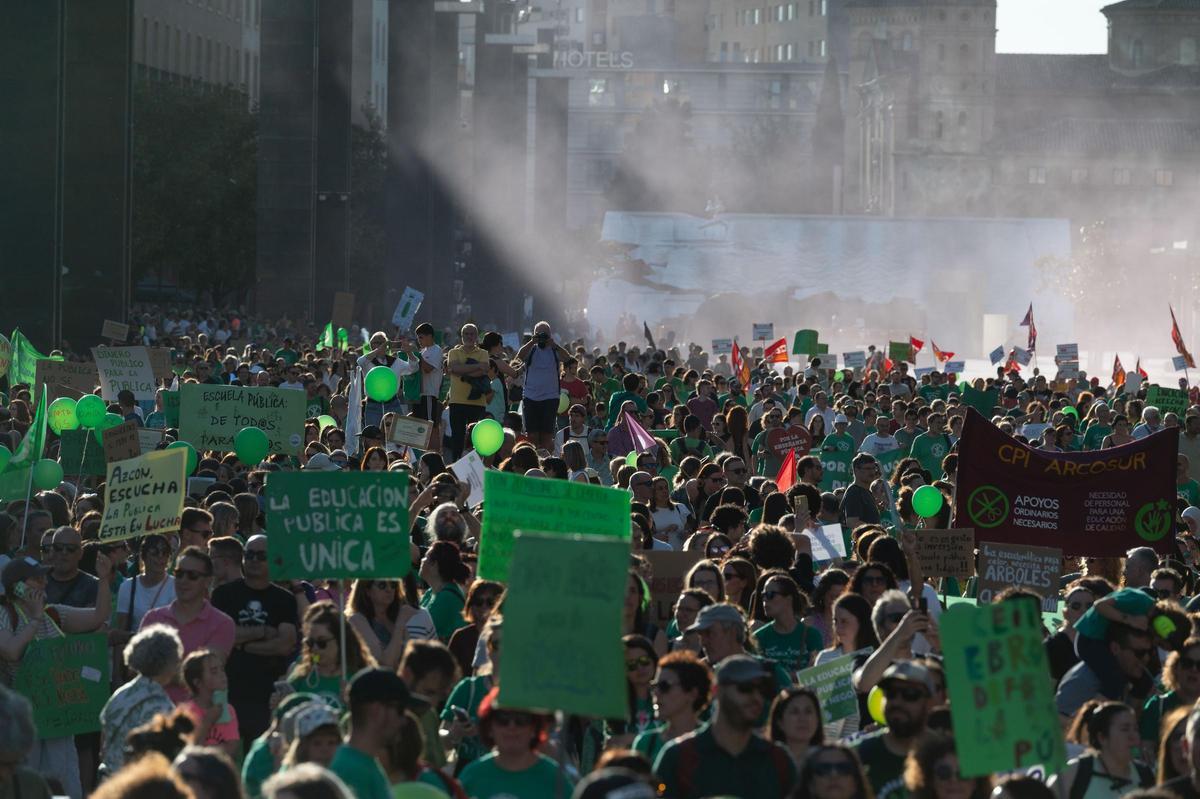 Un momento de la manifestación, en la plaza del Pilar de Zaragoza.