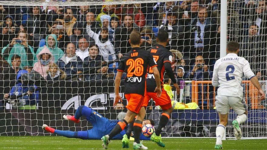 Alves detuvo el sexto penalti de la temporada