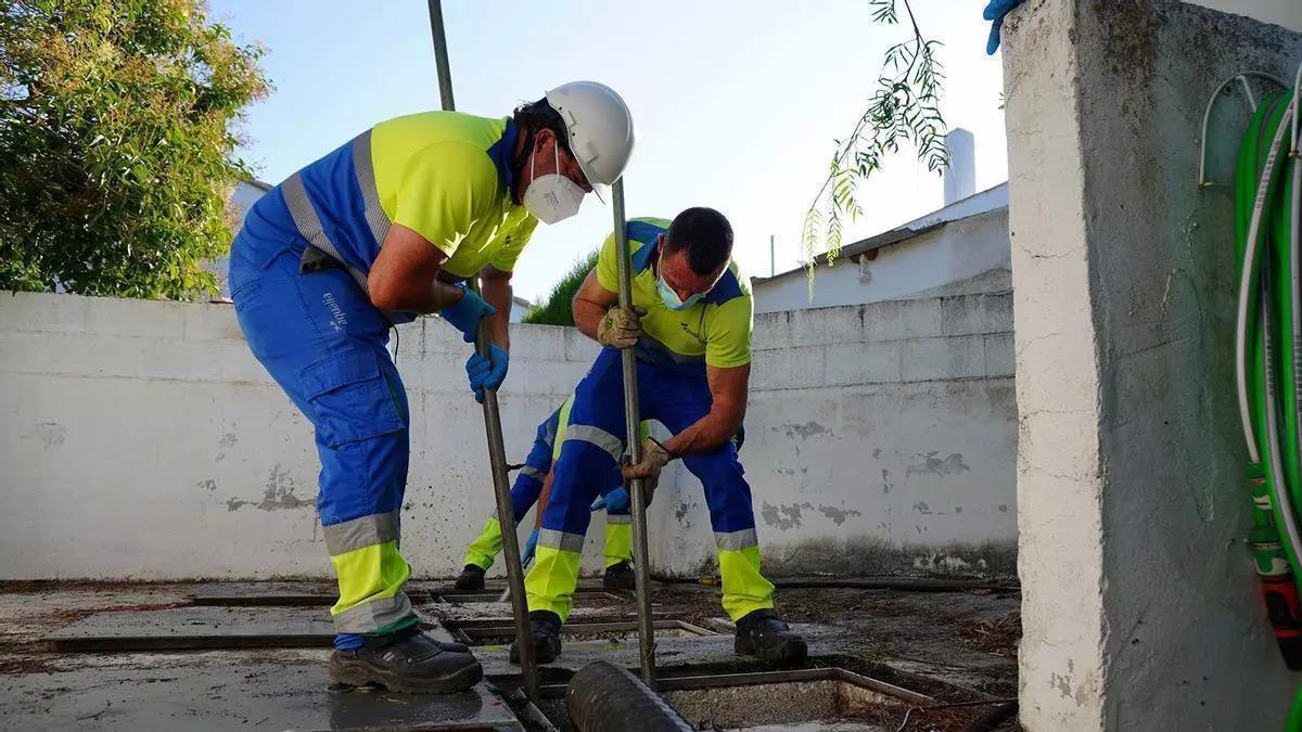 Operarios de Aqualia trabajando en Ibiza.