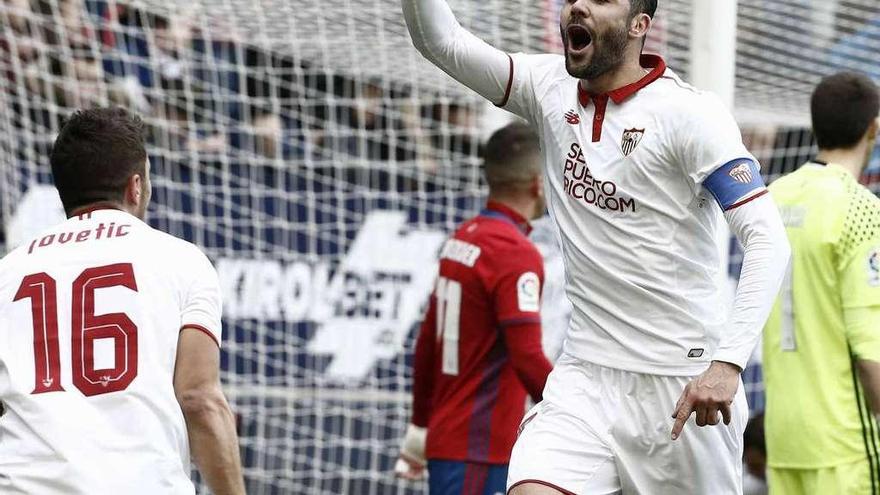 El sevillista Iborra celebra su gol ante el Osasuna, ayer en El Sadar.