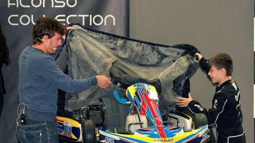 Alonso, con un kart, junto a uno de los premiados.