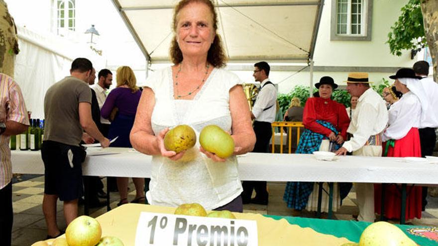 María Isabel Suárez muestra dos de las manzanas que conformaban su lote, ayer.