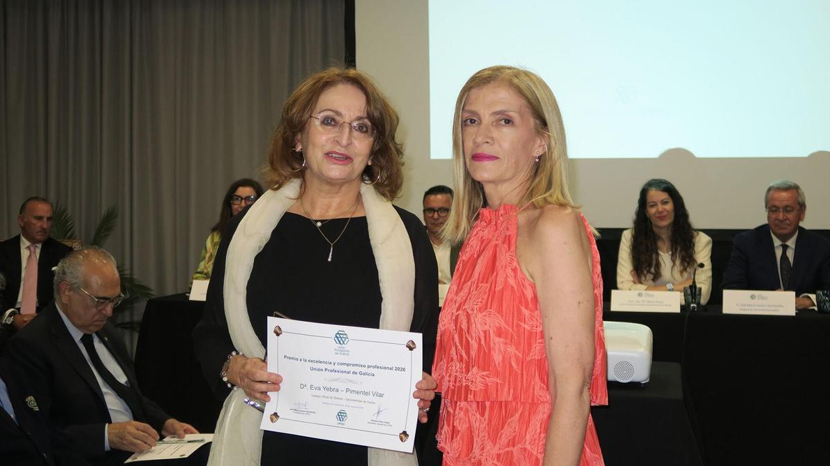 Eva Yebra-Pimentel (izda.) recogió el premio de manos de Esther Amaro.