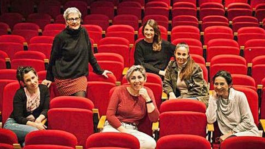 Maruxa Martos y las cinco actrices en Can Ventosa, antes de un ensayo.