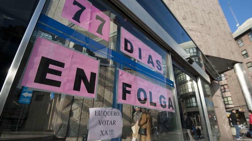 Carteles que anunciaban los días de huelga en la Justicia gallega.