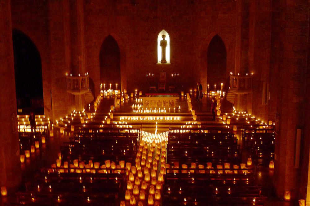 Sis mil espelmes il·luminen l''església de Sant Pere per celebrar el mil·lenari