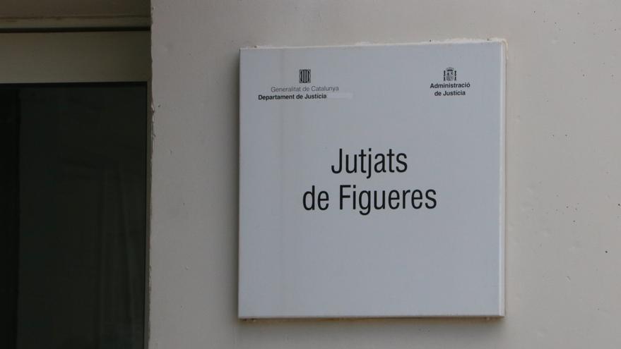 El cartell a l'entrada els jutjats de Figueres