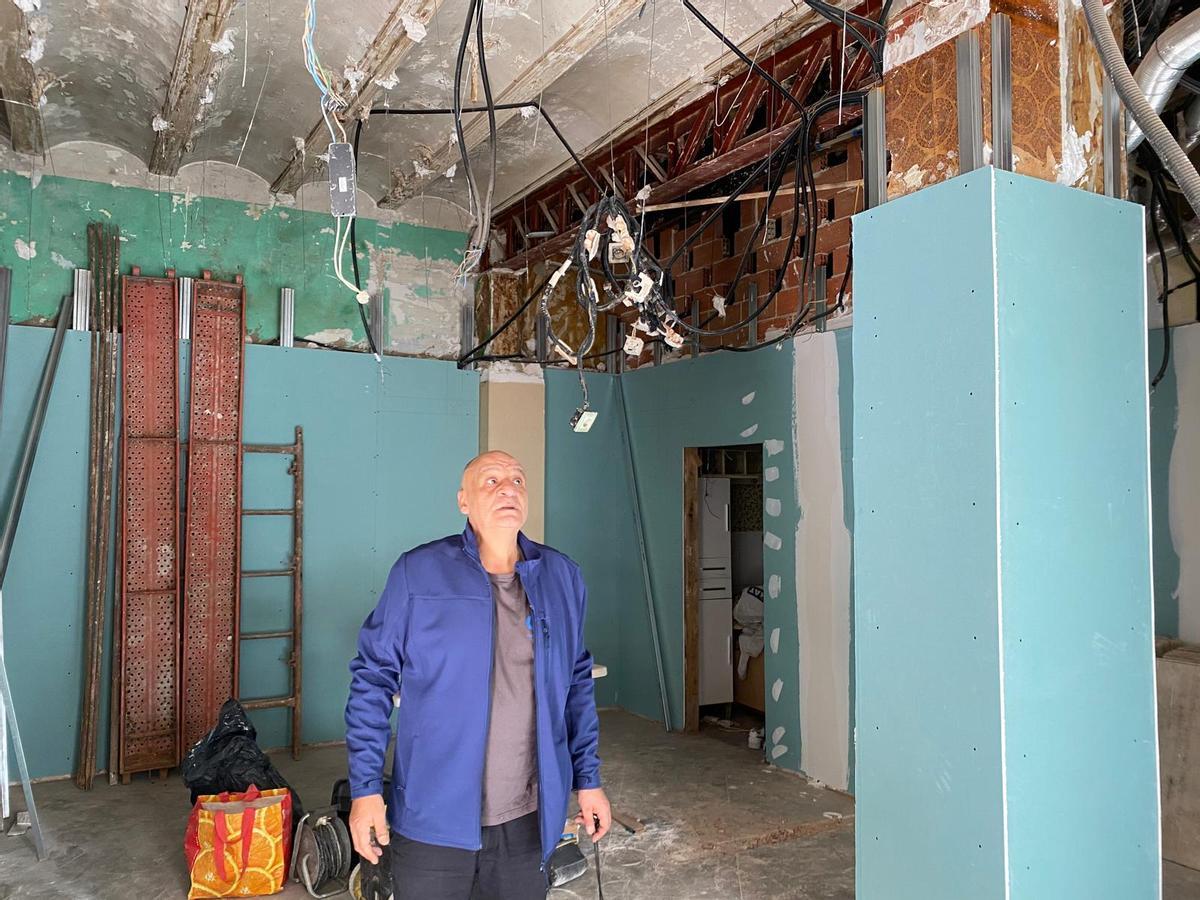 Ramón mira el techo destrozado de su vivienda en Paiporta.