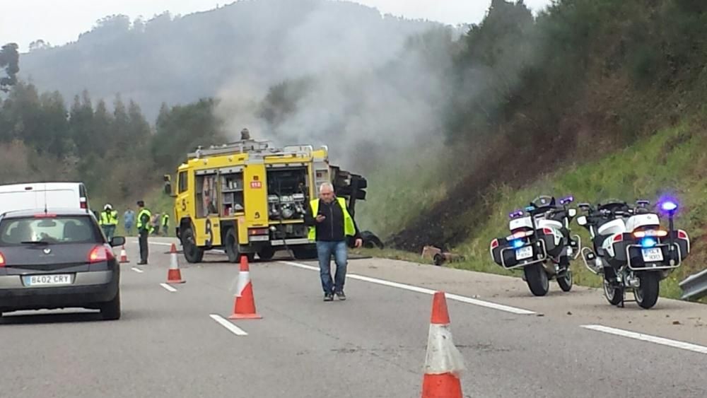 Accidente de un camión en la A-8 a la altura de Villaviciosa