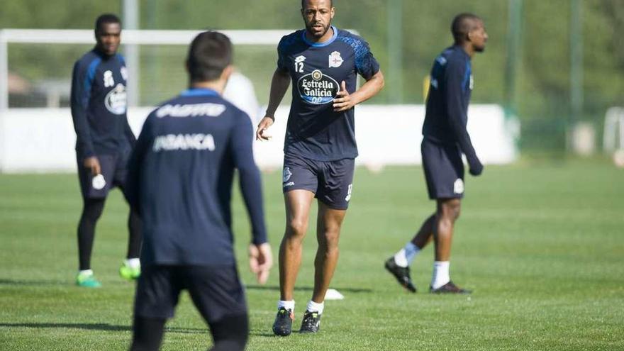 Sidnei, durante el entrenamiento de ayer en Abegondo rodeado de sus compañeros.