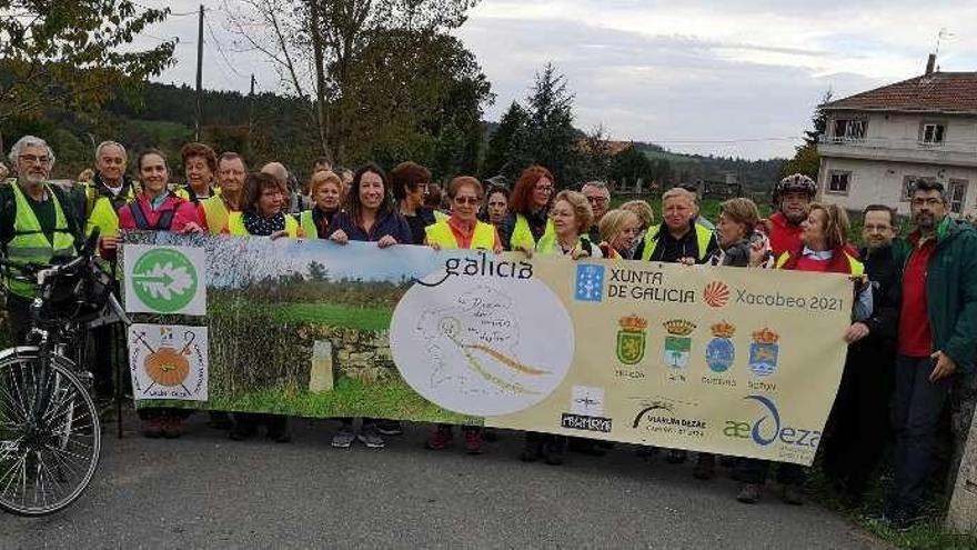 Grupo de peregrinos de Monforte durante su ruta por un tramo del Camiño de Inverno.