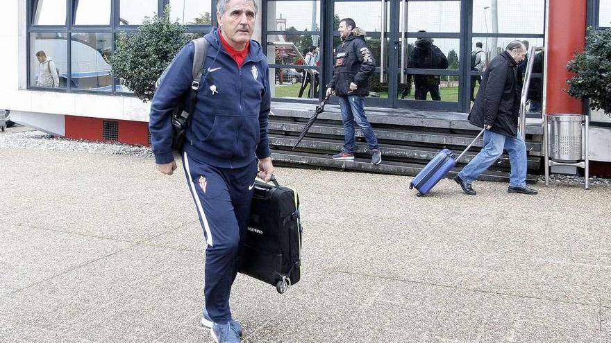 Paco Herrera, ayer por la mañana, a su llegada a Mareo tras el viaje a Barcelona.