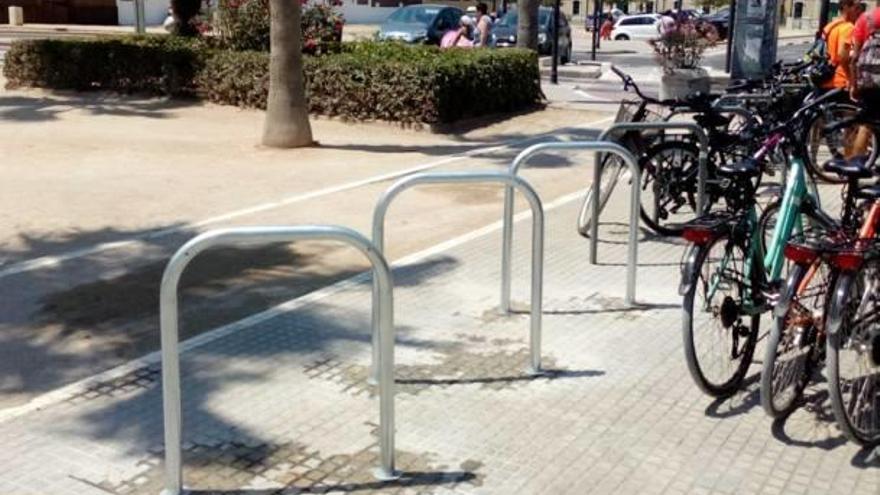 Instalan 200 aparcamientos  para bicis en el paseo marítimo