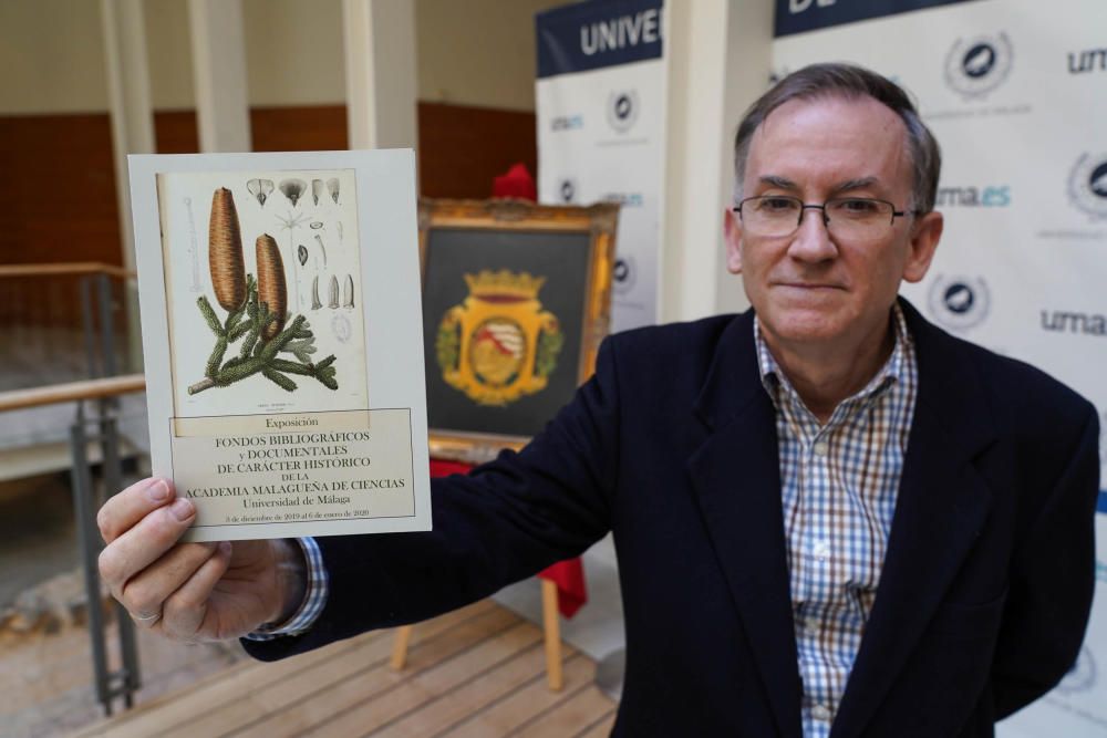 El presidente de la Academia Malagueña de Ciencias, Fernando Orellana, con el folleto de la exposición, hasta el 20 de enero en el Rectorado del Parque.