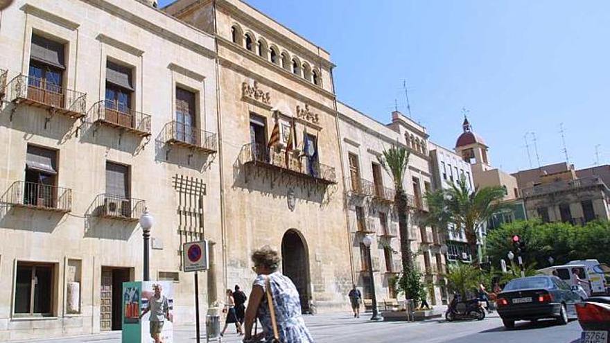 Fachada del Ayuntamiento de Elche, en una imagen de archivo.