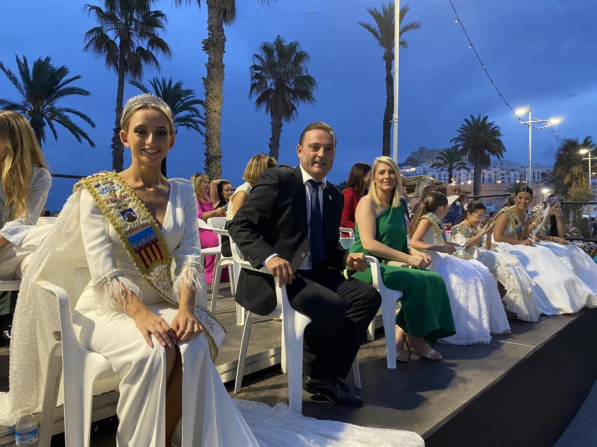 Desde la tribuna, el alcalde, Andrés Martínez y la reina de las fiestas no perdieron detalle del desfile
