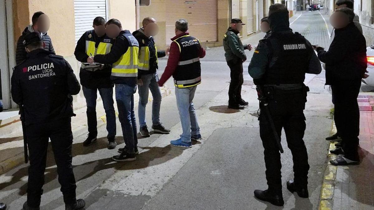 Un momento de la redada policial en Beniel que acabó con una treintena de detenidos por extranjería.