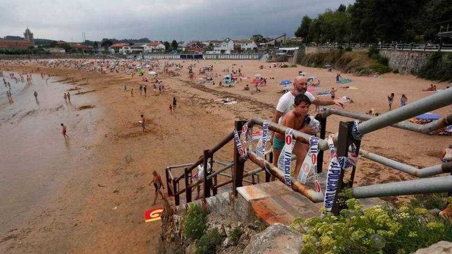 Escaleras para no bajar en la playa de Luanco