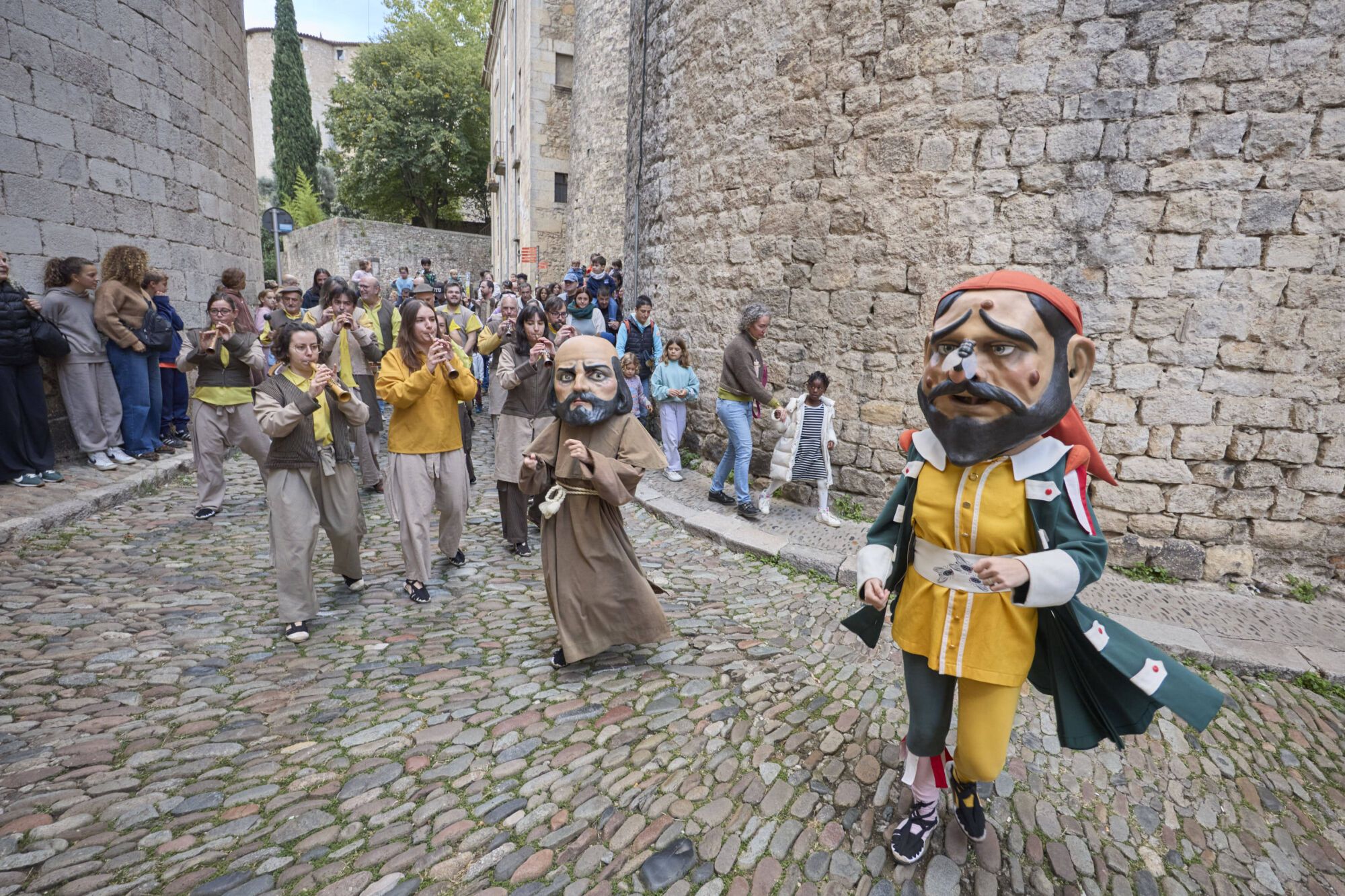 Les fotos de la passejada de capgrossos i gegants a la plaça de la catedral de Girona