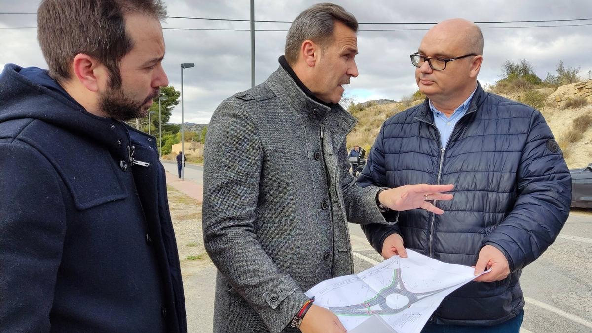 El diputado de Carreteras, Alejandro Morant, junto al alcalde, Andrés Verdú, visitando la carretera.