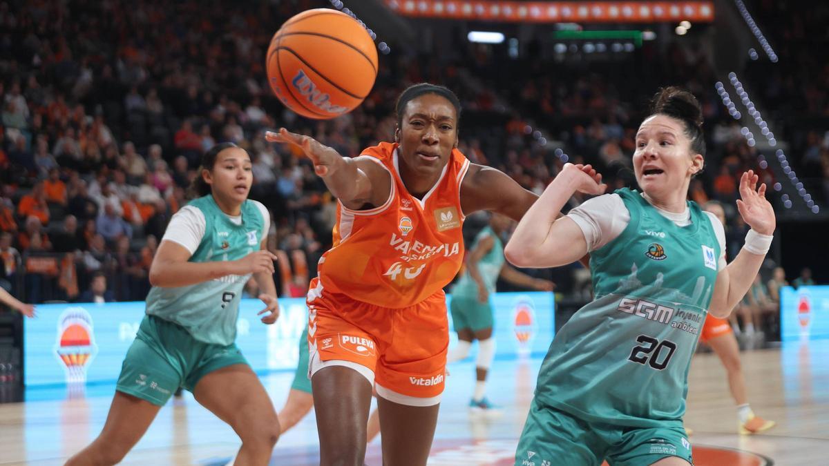 Kayla Alexander, durnte un partido del Valencia Basket