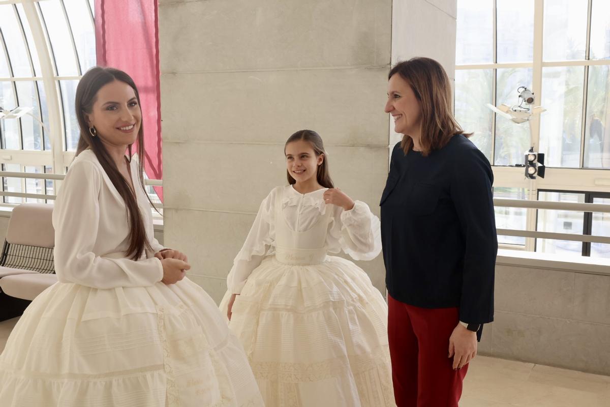 María José Catalá ensayó la imposicíon antes de marcha a un acto de San Vicente