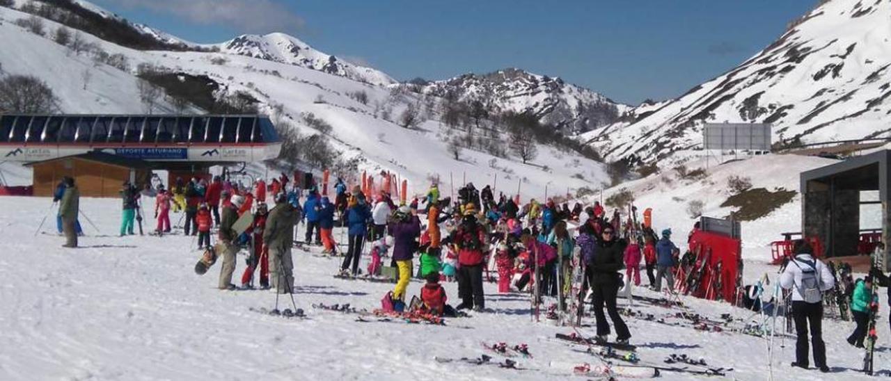 Esquiadores en la estación de Fuentes de Invierno esta última temporada.