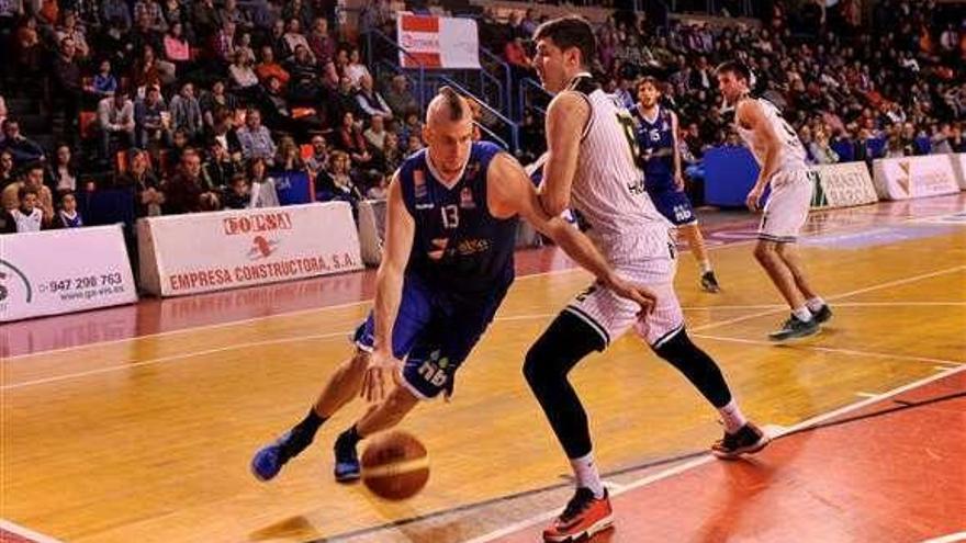 Filip Toncinic en un juego con el Andorra. // FEB