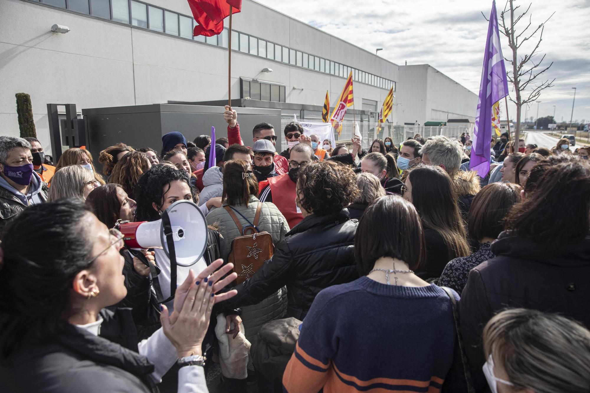Protesta davant la fàbrica de Louis Vuitton a Campllong
