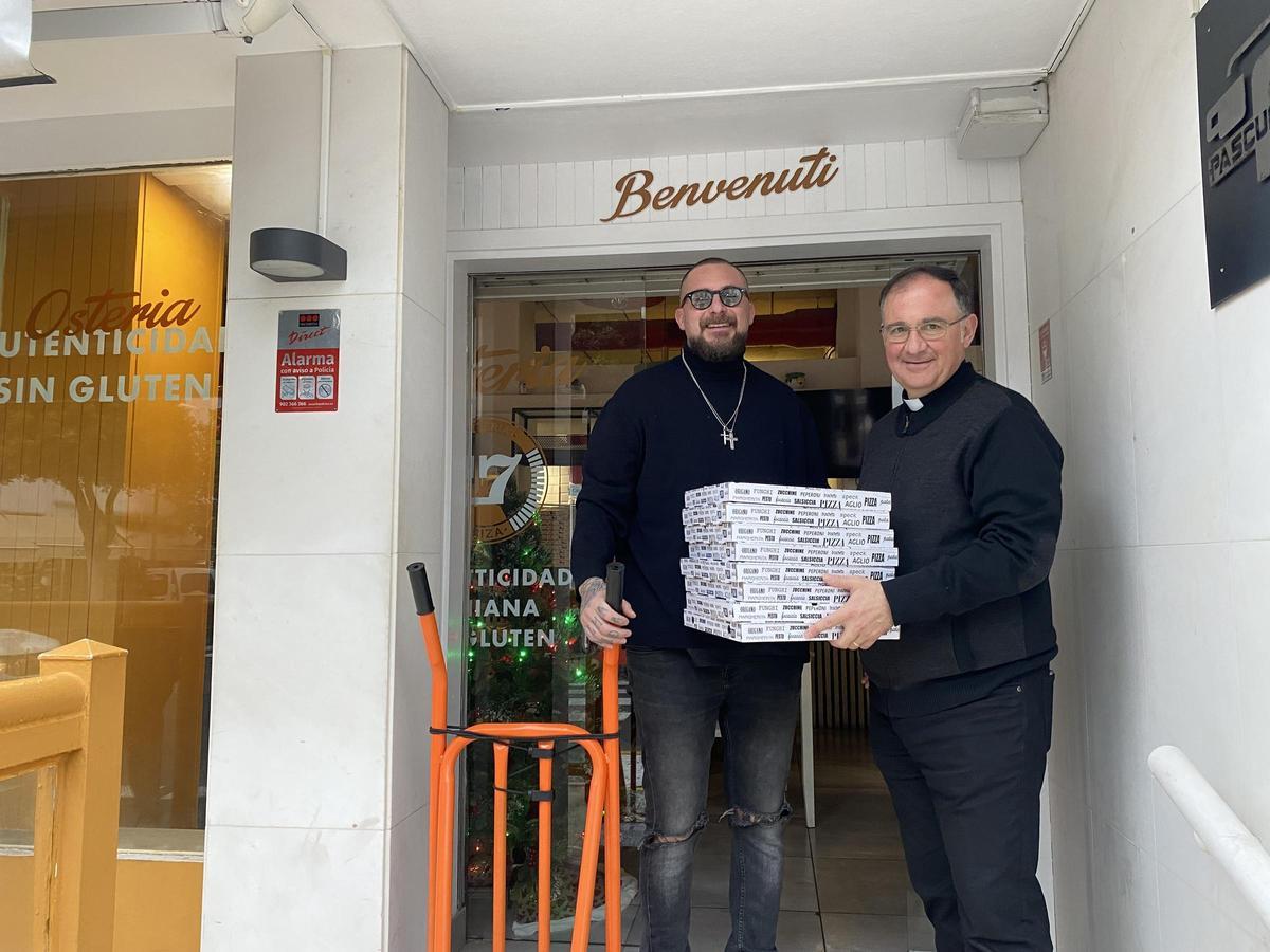 El empresario Ugo Reitano y el delegado de Cáritas Miguel Ángel Riera, con las pizzas donadas a esta entidad de la Iglesia el 31 de diciembre.