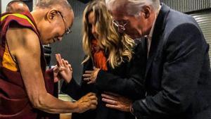 Richard Gere y su esposa confirman su embarazo con la bendición del Dalai Lama.