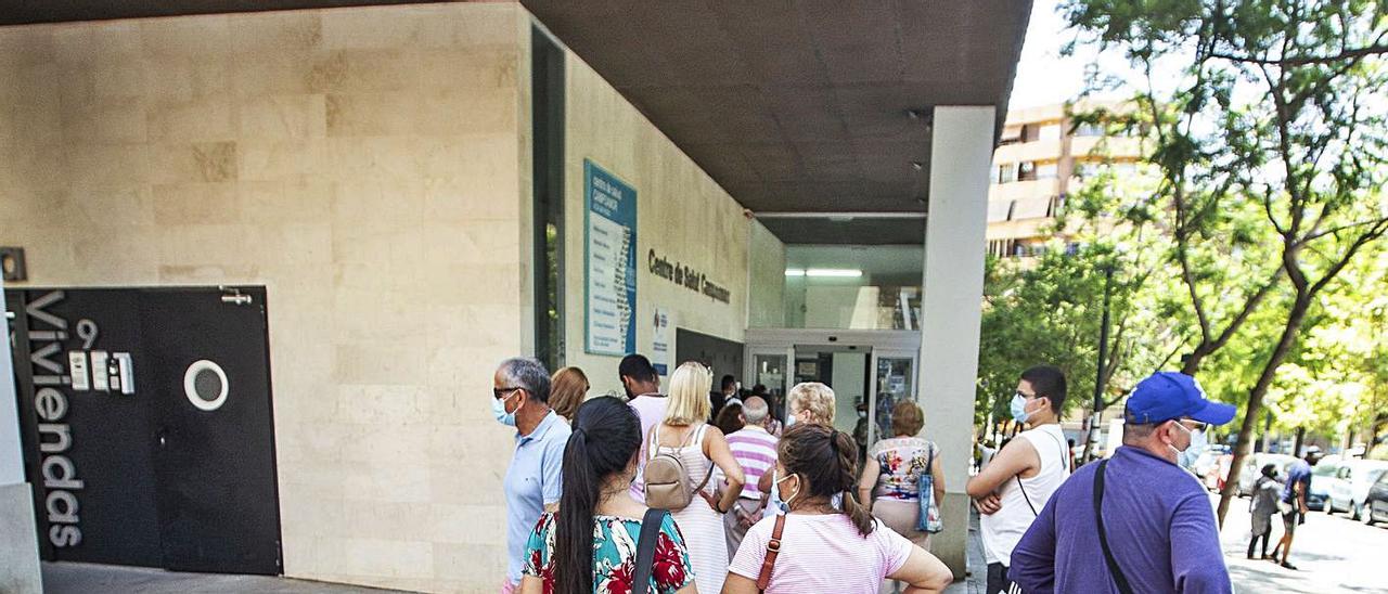 Pacientes aguardan para acceder a un centro de salud, en una imagen reciente. | ALEX DOMÍNGUEZ