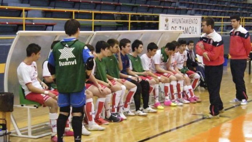 Pedro Sánchez habla con sus jugadores.