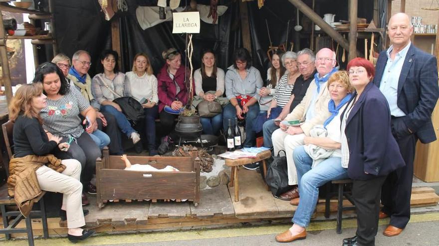 Varios miembros de la expedición alemana y acompañantes, ayer, en el stand de Cangas del Narcea de la Losa.