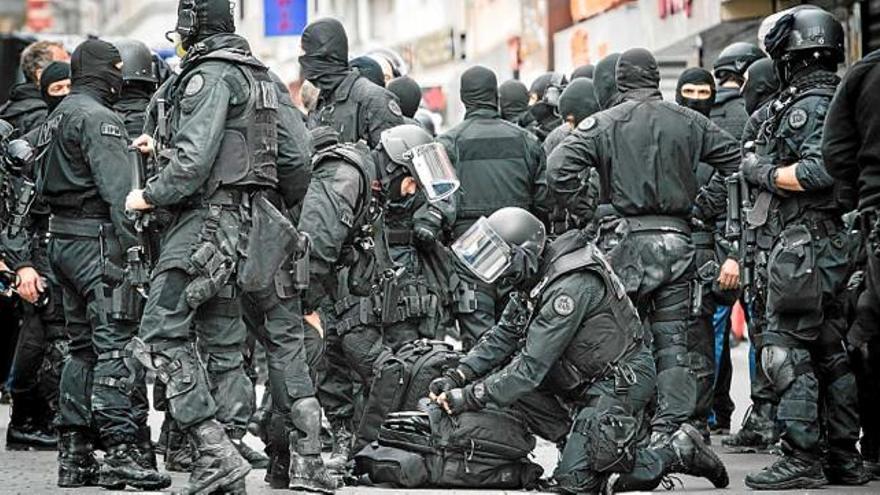 Agents francesos durant l&#039;assalt a Saint-Denis