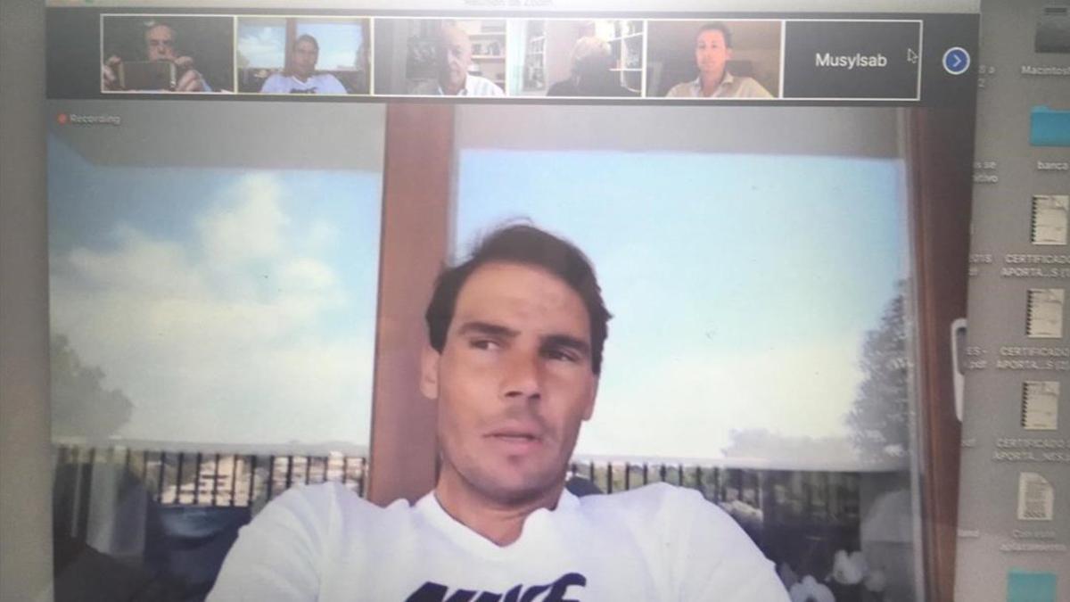 Rafa Nadal, frente a su ordenador, en la videoconferencia que ha compartido con los responsables del circuito tenístico.