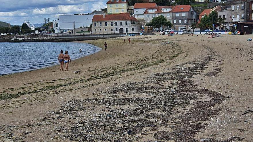 Playa de Arealonga, en Chapela, con una hilera de algas secas.