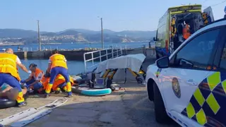 Un adulto y un menor heridos al chocar con una moto de agua contra el puerto de Samieira, en Poio