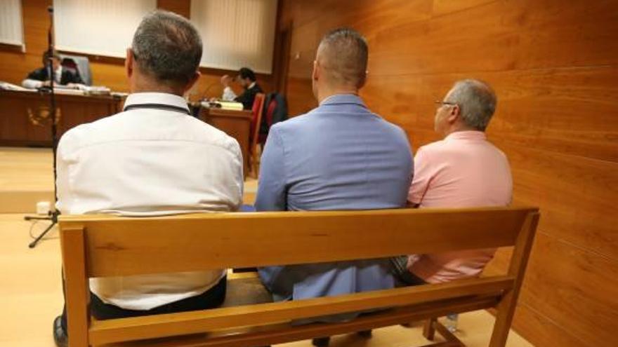 Los tres acusados ayer en el banquillo y de espaldas, como ordenó el juez que se hiciera la foto.