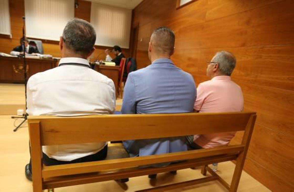 Los tres acusados ayer en el banquillo y de espaldas, como ordenó el juez que se hiciera la foto.