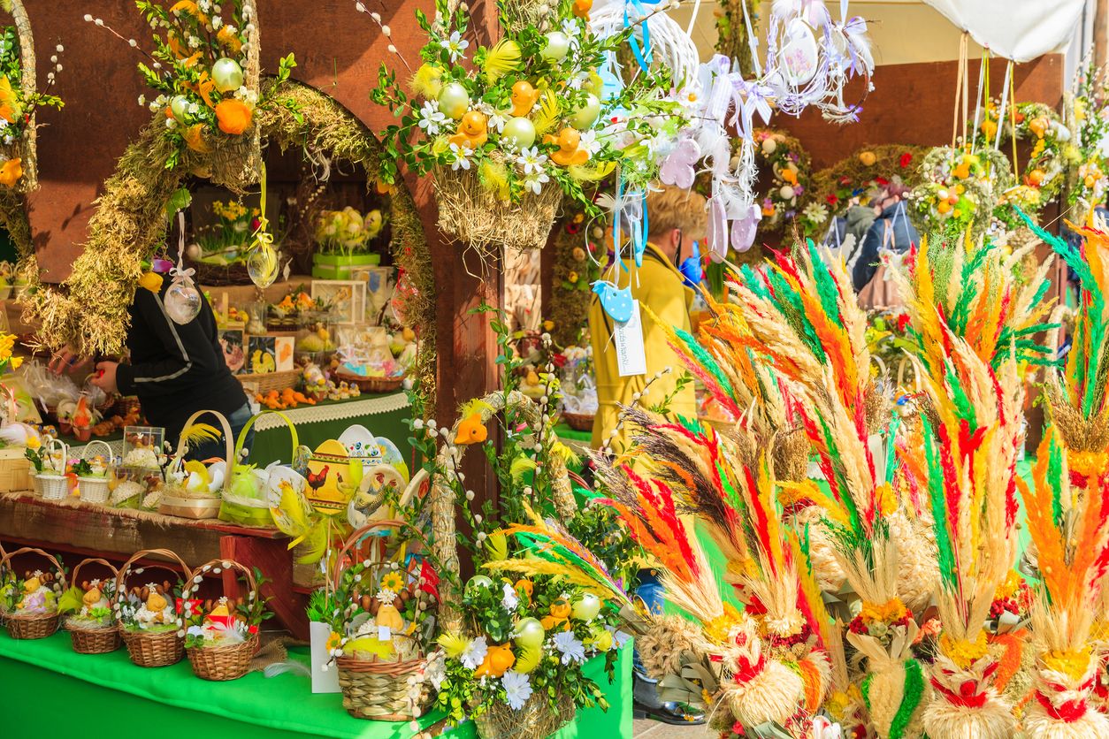 Palmas de semana Santa en el mercado principal de Cracovia durante la Feria de abril, Polonia