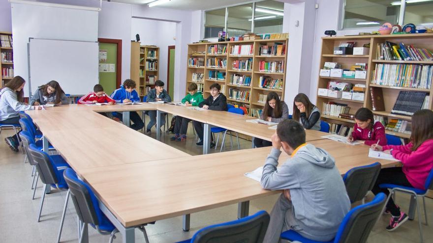 Alumnos en la biblioteca del centro educativo.